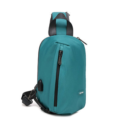 Tas Crossbody bahu santai dengan penutupan ritsleting material tahan air